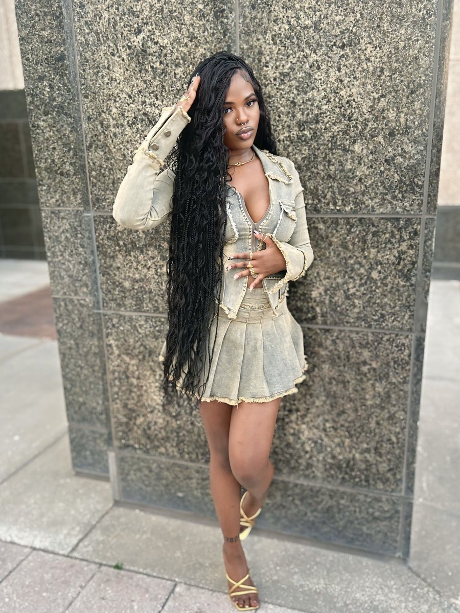 dariielleeee's tweet photo. happy 20th to me lol #8/14 https://t.co/q9PRSI8ro9