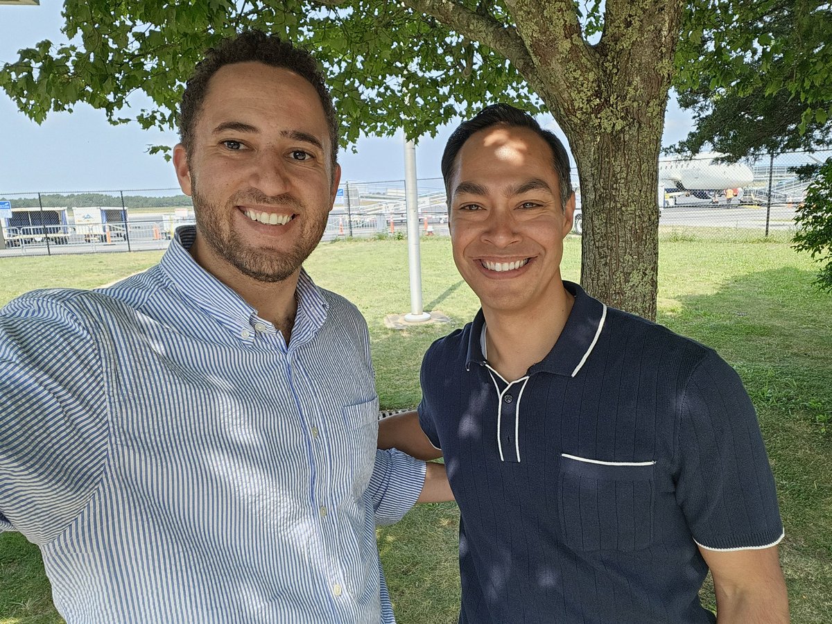 Ran into a hero of mine at the airport. 

Mayor of San Antonio at 35.  The youngest member of Obama's cabinet. A founding member of the Young Elected Officials Network.

And a genuinely nice, kind dude.  

The incredible <a href="/JulianCastro/">Julián Castro</a>
