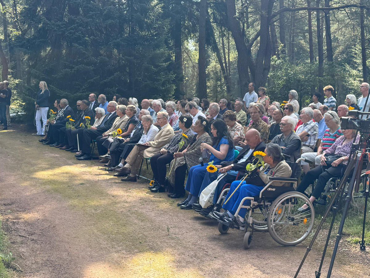 Vanmiddag een bijzondere herdenking bij het ereveld in Loenen <a href="/gem_apeldoorn/">Gemeente Apeldoorn</a> . 
Vandaag is het 79 jaar geleden dat Japan capituleerde en de Tweede Wereldoorlog in voormalig Nederlands-Indië ten einde kwam. 
Wat een eer om namens de gemeente een krans te mogen leggen.