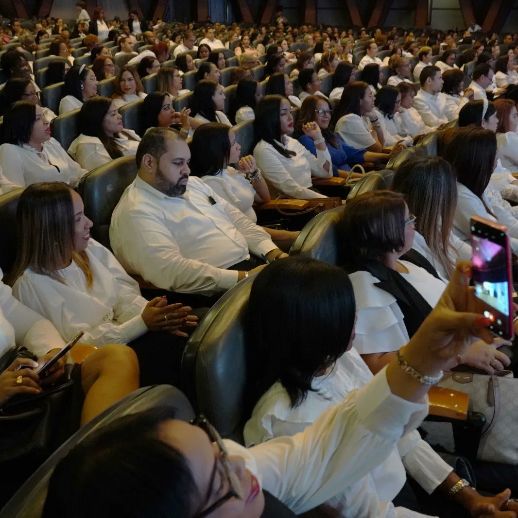 El ##INAP en alianza  con el Ministerio  @minpresidenciard , y  <a href="/unisant/">Universidad Santander</a> graduaron a más de 2 mil servidores públicos y miembros de la sociedad civil en el diplomado Liderazgo Organizacional.

En el acto estuvieron presentes nuestro director general, Cristian Sanchez Reyes,