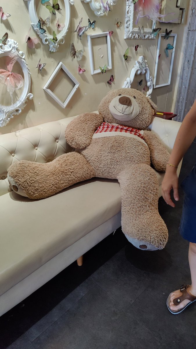 BeghiniGiulia's tweet photo. @violastefanello per la tua versione di altre indagini, orsi giganti di peluches al The Cafè Apartment di Ho Chi Min https://t.co/IhsJbh0X1Q