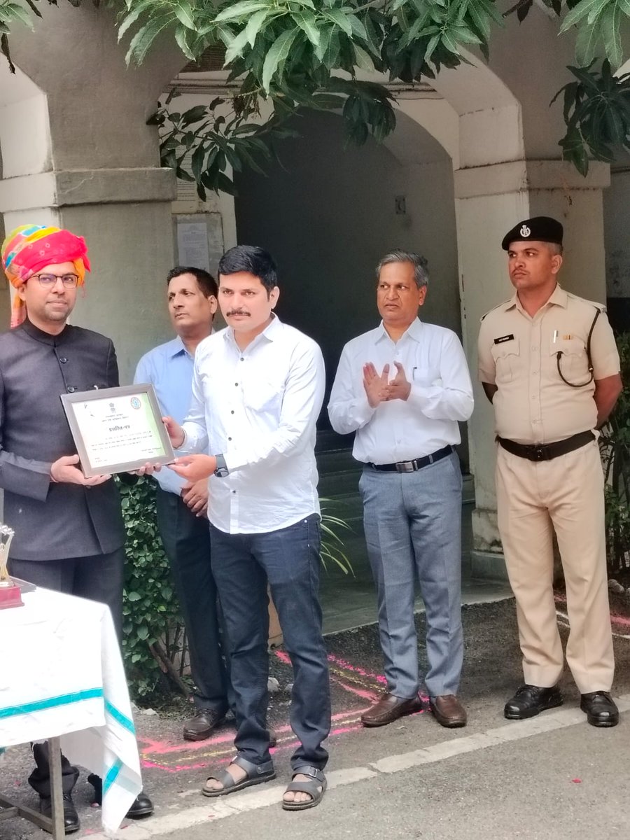 RAJMINES27's tweet photo. खान विभाग में उत्साह और हर्षोल्लास के साथ मनाया गया 78वें स्वतंत्रता दिवस का समारोह-
•निदेशक श्री भगवती प्रसाद ने किया ध्वजारोहण
•कविता पाठ, गायन एवं खेलकूद का आयोजन किया गया
•यथार्थ मीणा, तुलसी राम को उत्कृष्ट कार्य हेतु प्रशस्ति पत्र दिया गया @RajGovOfficial @DIPRRajasthan https://t.co/SPcMJ7fC6R