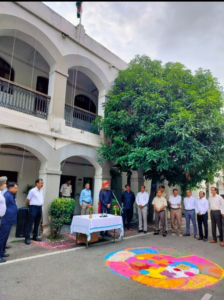 RAJMINES27's tweet photo. खान विभाग में उत्साह और हर्षोल्लास के साथ मनाया गया 78वें स्वतंत्रता दिवस का समारोह-
•निदेशक श्री भगवती प्रसाद ने किया ध्वजारोहण
•कविता पाठ, गायन एवं खेलकूद का आयोजन किया गया
•यथार्थ मीणा, तुलसी राम को उत्कृष्ट कार्य हेतु प्रशस्ति पत्र दिया गया @RajGovOfficial @DIPRRajasthan https://t.co/SPcMJ7fC6R