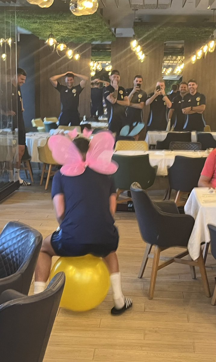 ScotAmFASelect's tweet photo. Cammy &amp; Chris pay their forfeit for coming last in the Skills Challenge, by arriving for dinner somewhat uniquely! https://t.co/XxIukaotEe