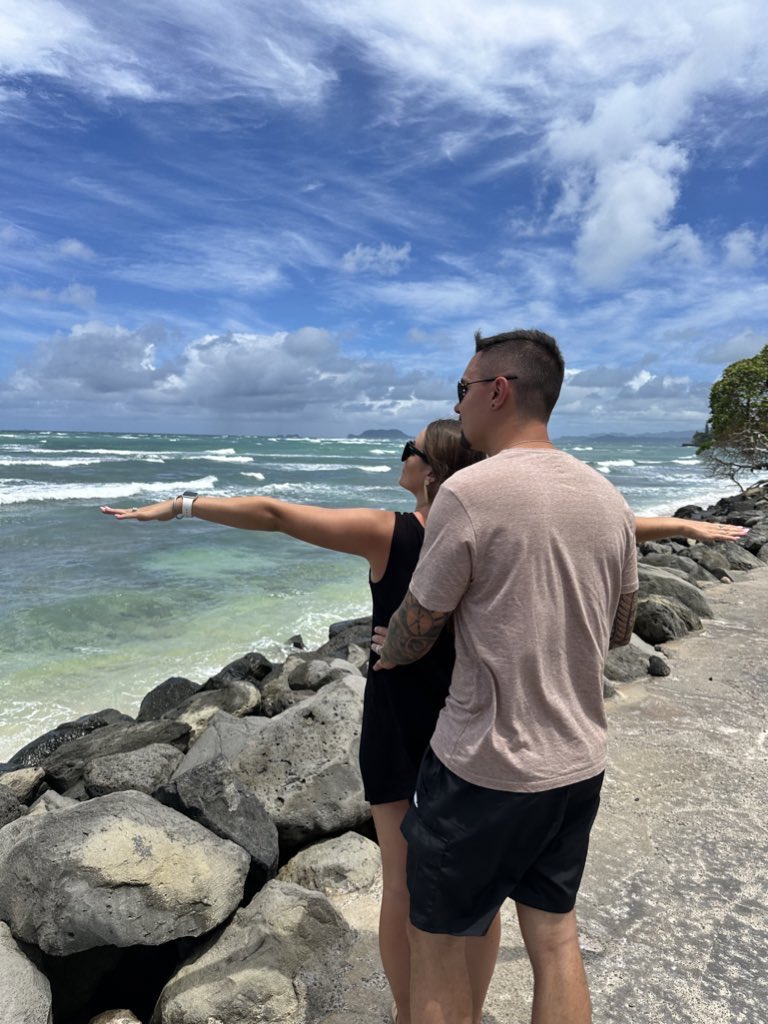 ericburnish's tweet photo. Just a year ago, I was working my ass off in construction

100+ degree days, trying to move up the ladder to hopefully see $4k/month

Fast forward to now, with $30k months on TikTok shop...

And when it's hot, the wife and I go to Hawaii to swim with dolphins☀️ https://t.co/O9QXHmjdNy