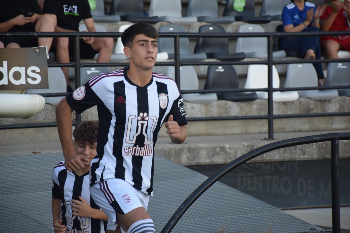 _Alvaroramos9's tweet photo. ⚪⚫🔛 @CDBadajoz https://t.co/XS4qlKM4aj