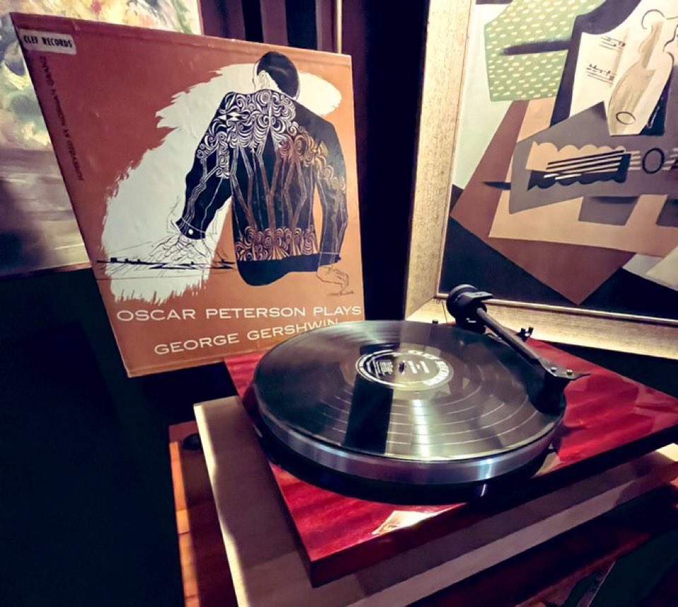 AwynCastro's tweet photo. Celebrating #OscarPeterson #BOTD (August 15, 1925 – December 23, 2007) was a Canadian virtuoso #jazz pianist and composer.🎂
Oscar Peterson Plays George Gershwin is a 1952 album by pianist Oscar Peterson of popular songs written by #GeorgeGershwin and #IraGershwin.
#ClefRecords https://t.co/Bebc4DQGQA