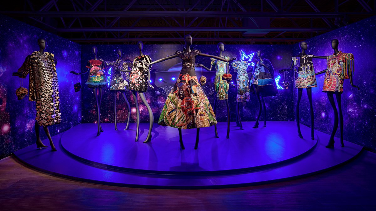 SCADdotedu's tweet image. Out of this world! 👽🛸 This is Saturday, we’re offering free admission to #SCADFASH in Midtown #Atlanta! showclix.com/event/august-1…

Manish Arora taps celestial cues for a series of futuristic, space-themed looks worn by @SCADFASH  extraterrestrial mannequins.