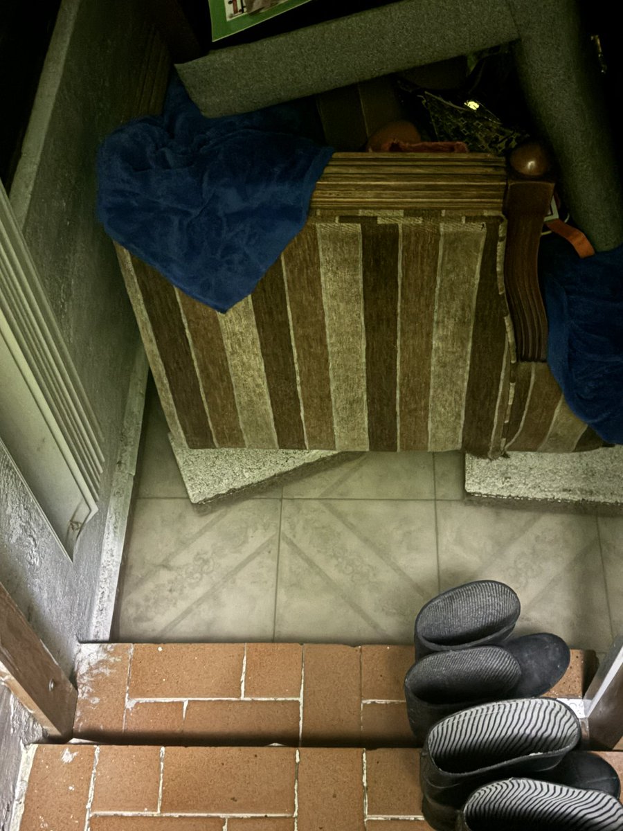 chapismuss's tweet photo. @GobNeza Aquí en #vergel_de_guadalupe mi siquiera a bajado el nivel de el agua para poder sacarla de las casas. Aquí no hay nadie ayudándome https://t.co/LgGyJRmkJE