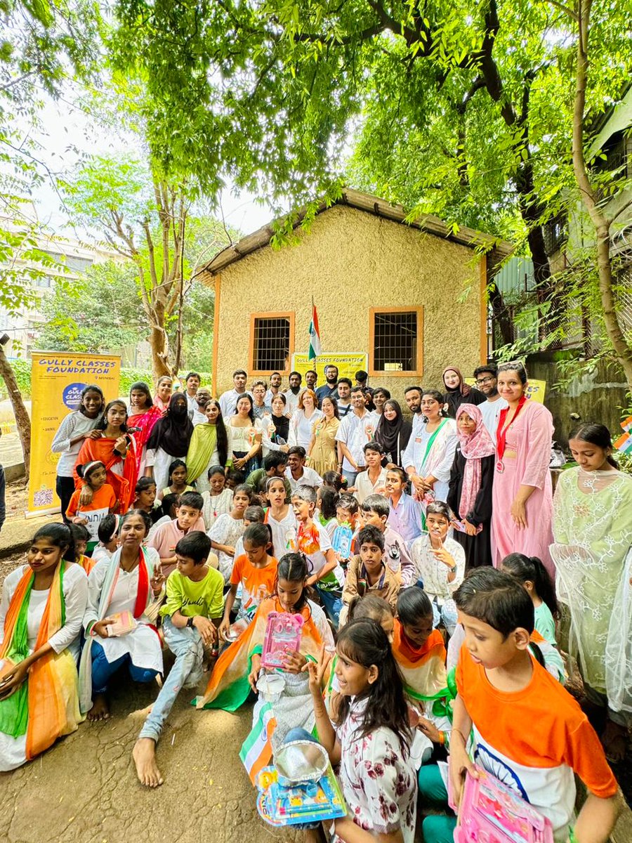 gullyclasses's tweet photo. Independence Day Celebration by Gully Classes Foundation at Ghatkopar West with 80+ Kids of Gully Classes Foundation &amp; 30 Volunteers which included volunteers from Turkey, Vietnam, Japan, France 🇮🇳🇹🇷🇻🇳🇯🇵🇫🇷🇮🇳.

#IndependenceDay2024 #78Independanceday #India #Mumbai #GullyClasses https://t.co/8exhEkvRuG