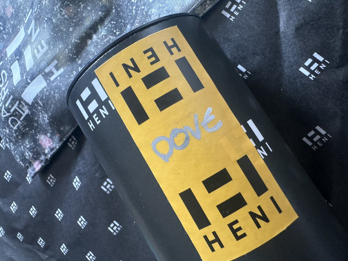KriNFT's tweet photo. Love this dove 😀I really only have X because of @HENI so most of my appreciation on here goes to them 🤷♂️ today I wanna say THANK YOU for the stunning @hirst_official poster and @DamienHirst tote bag I won as part of a #HENIcommunity comp, I canny wait get it framed 👏 🖼️ 🕊️🤍 🙏 https://t.co/5lqhspdeNN