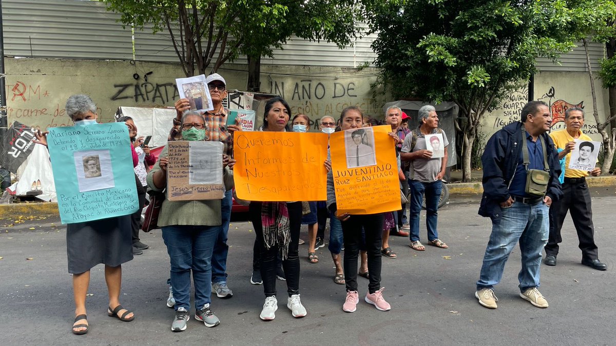 HIJOS_Mexico's tweet photo. Familiares de personas desaparecidas, organizaciones y activistas de diversos estados estamos aquí para escuchar la sesión de la Comisión para el acceso a la verdad. Hemos caminado por décadas y la deuda es grande. La exigencia siempre idéntica: memoria, verdad y justicia. https://t.co/mhhXc3WeTg