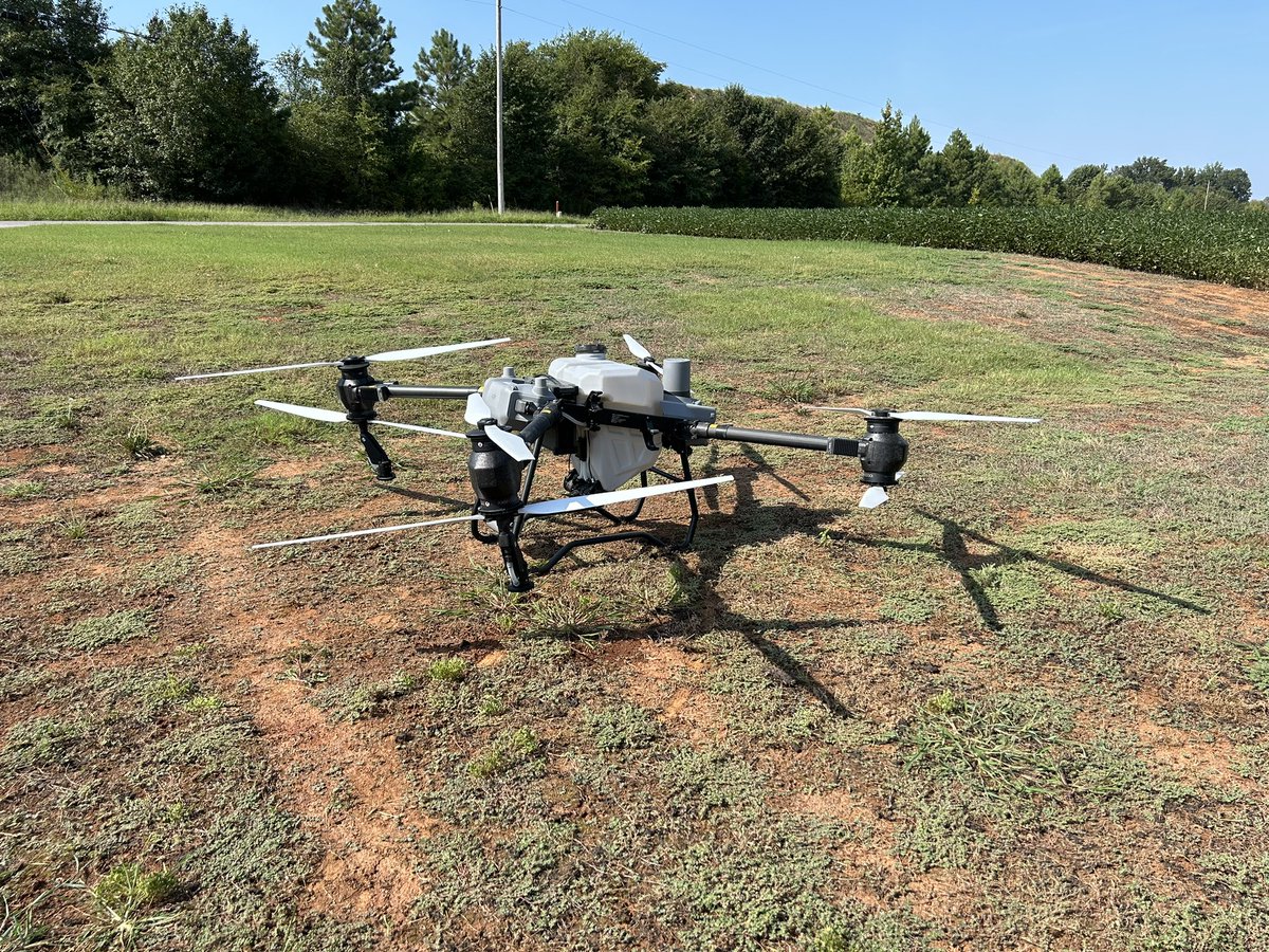 _elihobbs_'s tweet image. Big thanks to Agri Drone Solutions for spraying our fungicide trail today in Tanner, AL.  #simplot #simplotsmartfarm #dronespraying