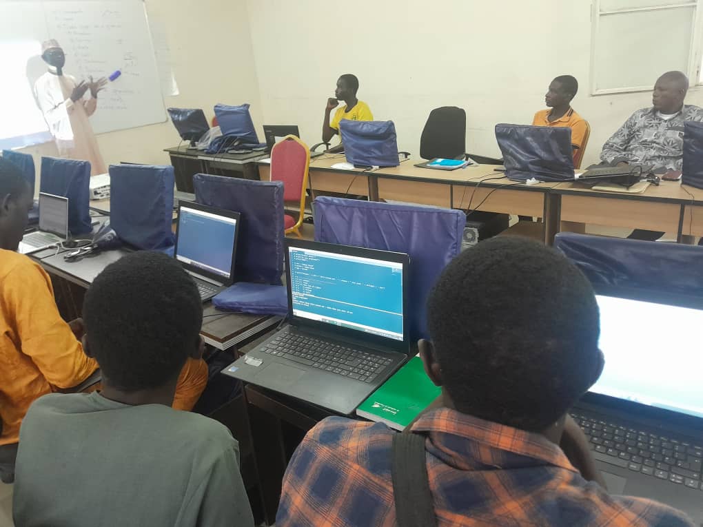 PythonNiger's tweet image. Jour 3 de la formation python Niger dans notre mission de former 1500 jeunes nigériens au langage de programmation. Diffa Cohort 2024 Session.
#Python #PyNE #PythonNiger #PythonNigerCommunity #Coding #programming #ANSINiger