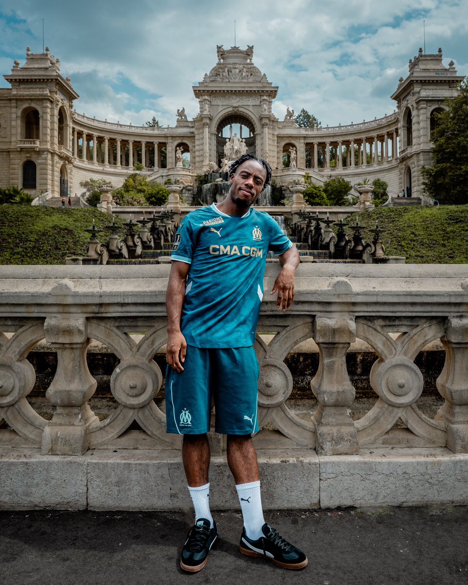 OM_Officiel's tweet photo. 𝑬𝒍𝒚𝒆 𝑾𝑨𝑯𝑰 9️⃣🔵⚪️

À la pointe de l’attaque marseillaise, à la découverte du 𝑷𝒂𝒍𝒂𝒊𝒔 𝑳𝒐𝒏𝒈𝒄𝒉𝒂𝒎𝒑 🏰 https://t.co/mddVD0cf3d