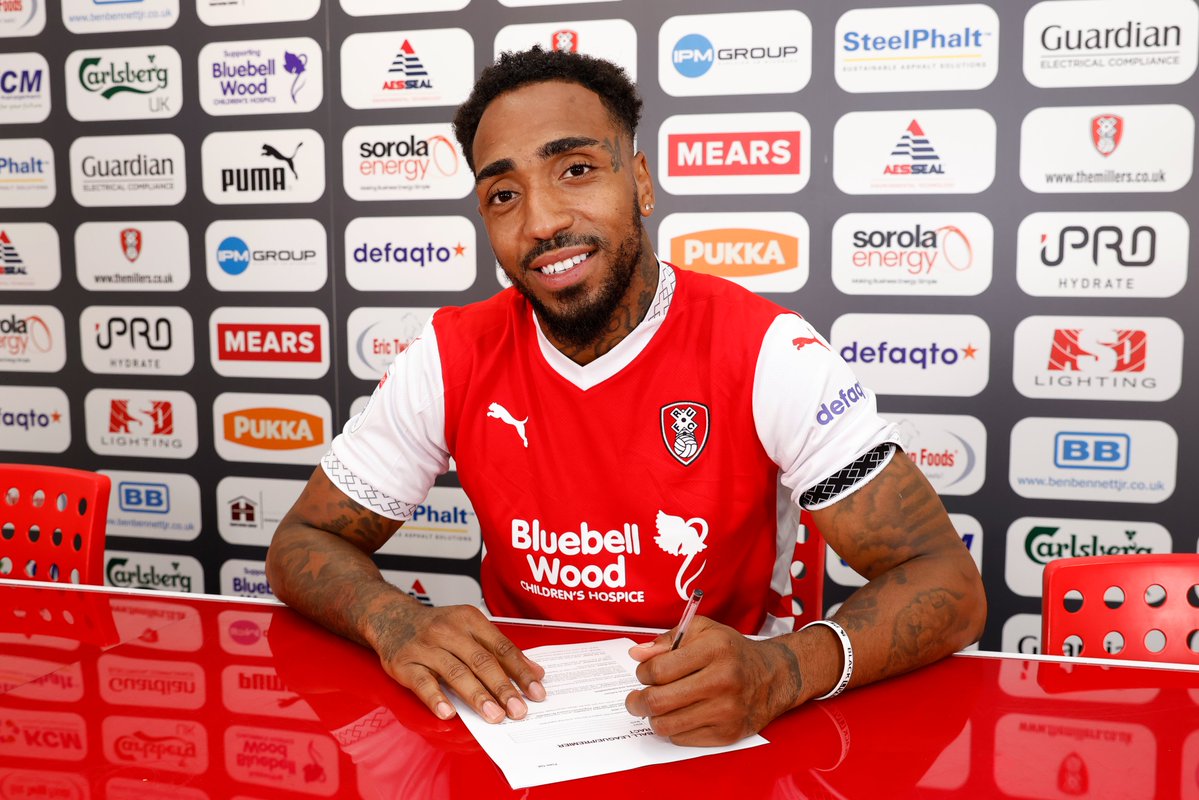 📸 | <a href="/MallikWilks/">Mallik Wilks</a> ▶ Rotherham United

There. We. Land. 🛬 

#rufc | #ForeverTogetherForeverProud