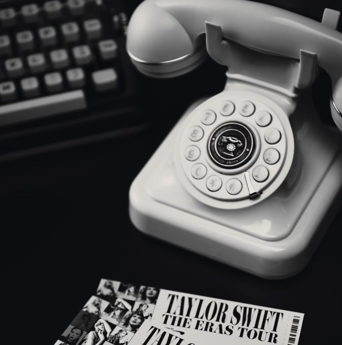 tswifterastour's tweet image. 🚨| Capital One tease something Taylor Swift related coming!

&quot;Lights, camera, cardholders, you&apos;re going to be smiling tomorrow 🖤🤍&quot;