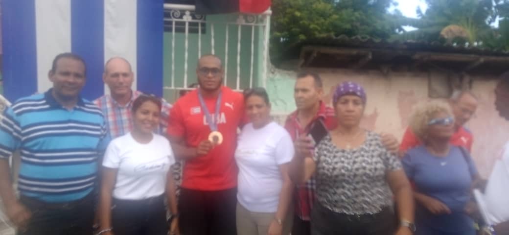 En barrios de Santiago de Cuba reciben con orgullo a sus atletas. #Cuba #CDRCuba #TodosSomosCederistas