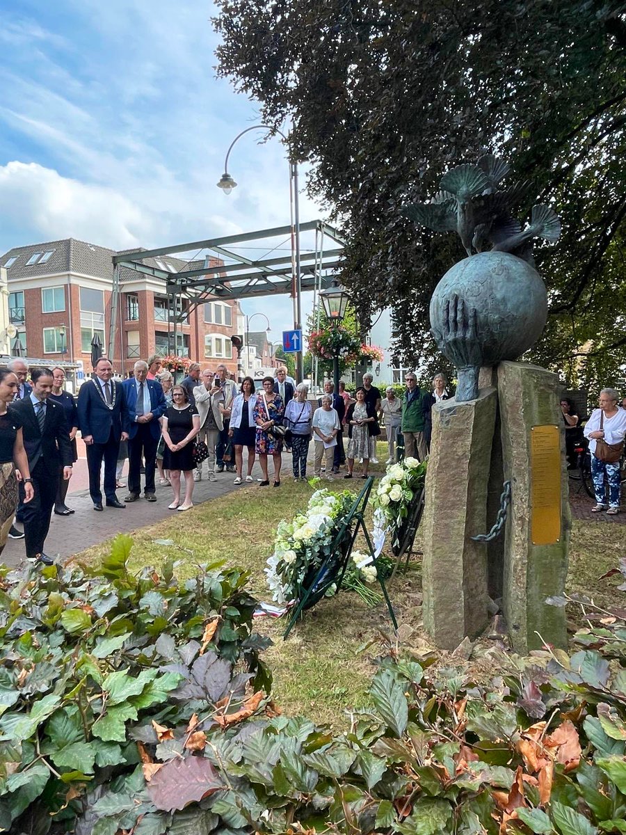 apreinders's tweet photo. Op 15 augustus 1945 eindigde voor ons Koninkrijk de Tweede Wereldoorlog. Vanmiddag herdachten we in Breukelen de slachtoffers van de oorlog tegen Japan, de Japanse bezetting en het geweld daarna in voormalig Nederlands-Indië. https://t.co/6pzJwBGGMb #StichtseVecht https://t.co/H3Prdlzekx