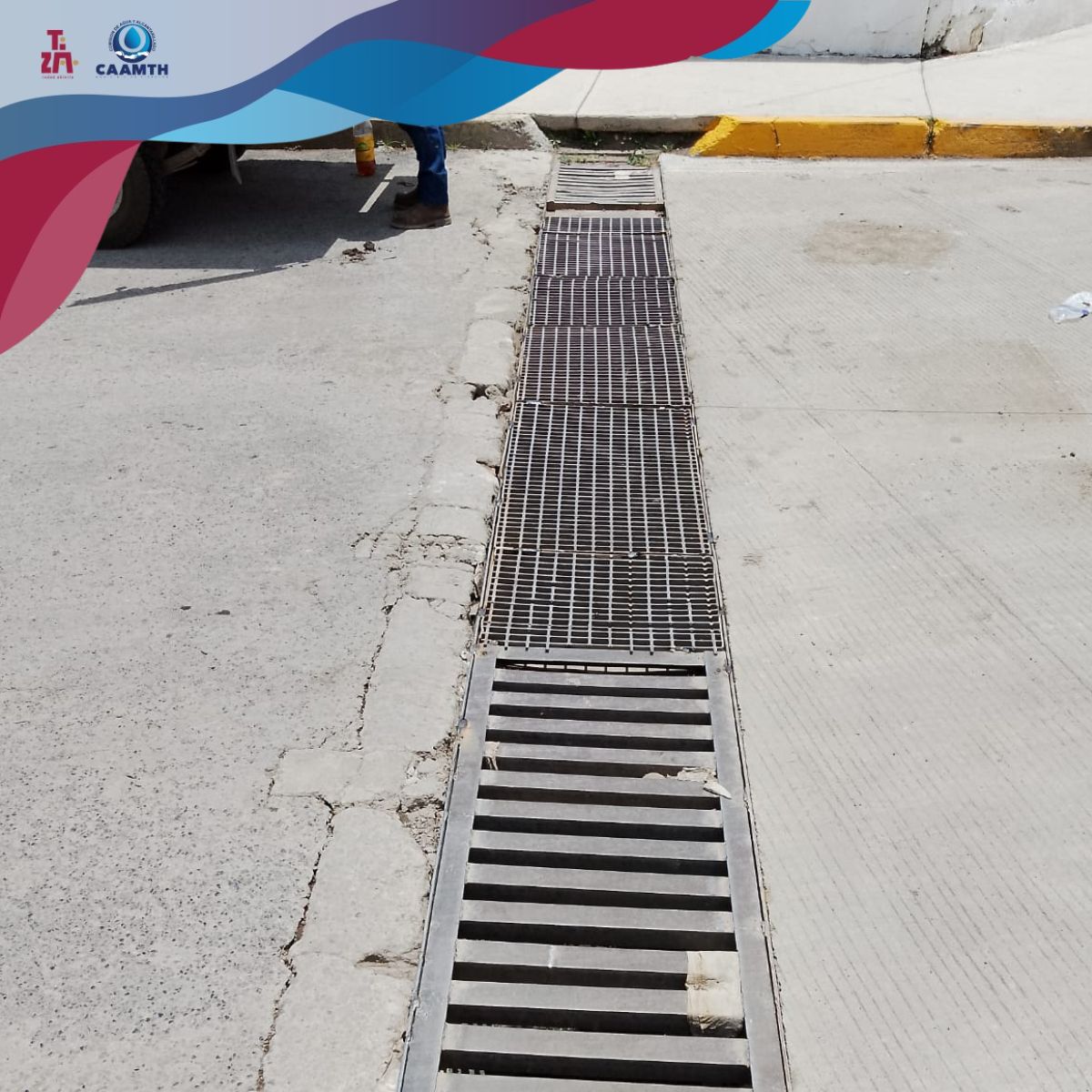 Media_Caamth's tweet photo. Por instrucciones del Director General de la CAAMTH Lic. Rodolfo Rodríguez Rivero,  se realiza diariamente mantenimiento y colocación de rejillas pluviales en diferentes zonas del Municipio como parte de la atención a los reportes ciudadanos.🚧⬇️ https://t.co/e22ArS3zFq