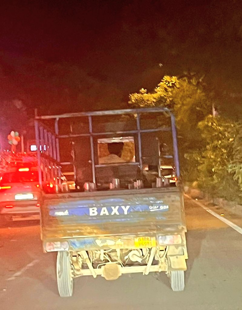 altertwit's tweet photo. #आनंद मिला, #Baxy देख कर...
#IYKYK #SignagesOfAmdavad https://t.co/w2pIBlNZZj