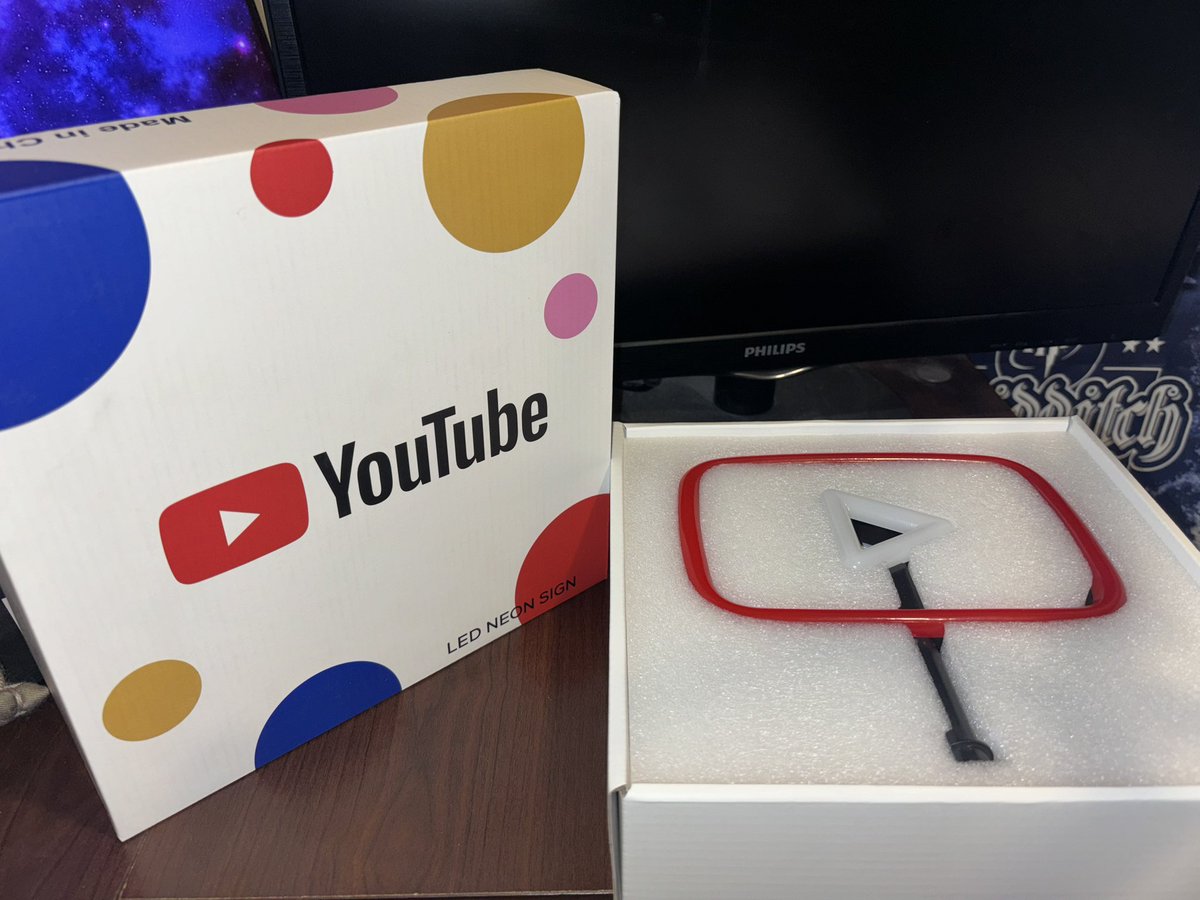 rizzyandmizzy's tweet photo. Thanks @YouTube for this cool light #youtubehighfive https://t.co/kKJeEJnzwh