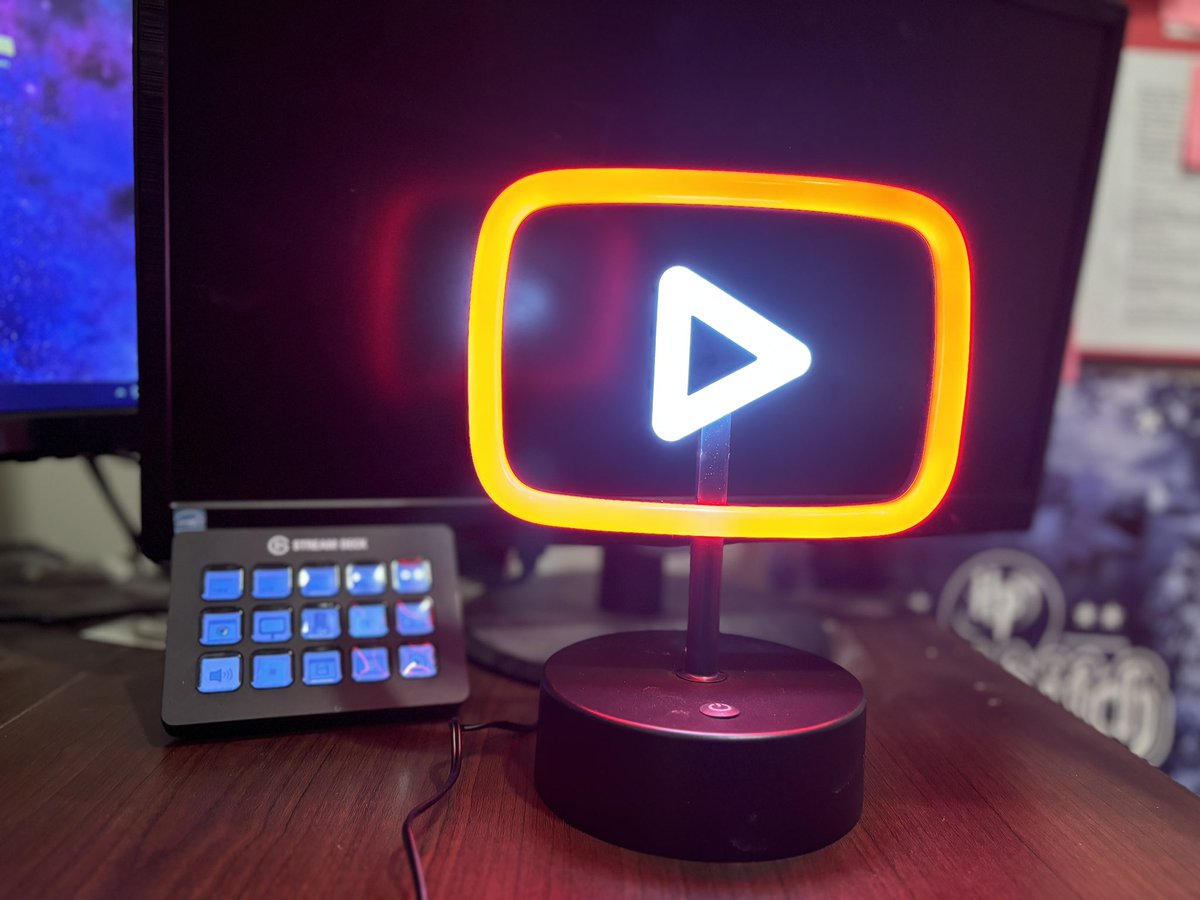 rizzyandmizzy's tweet photo. Thanks @YouTube for this cool light #youtubehighfive https://t.co/kKJeEJnzwh