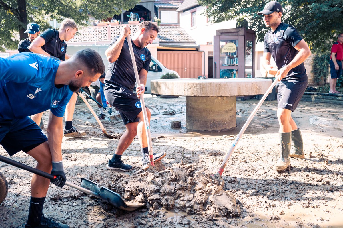 KarlsruherSC's tweet photo. Weitere Helfer nach dem Unwetter benötigt

Helfende werden gebeten, möglichst Schaufeln, Handschuhe, Gummistiefel und Eimer zum Treffpunkt am Rathausplatz um 9 Uhr in Gondelsheim mitzubringen.
Bitte teilt den Beitrag!
Alle Infos: https://t.co/t665H8DbqB
#KSCmeineHeimat https://t.co/abB3rDOFMC