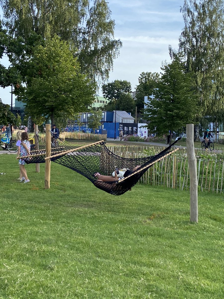 ErankaEssi's tweet photo. #Töölönlahti’sta on tullut upea keidas niin lapsiperheille, aikuisille, turisteille kuin nuorille. Esimerkki 🥇 siitä kuinka #Helsinki’n viihtyisyys paranee, kun puistoja ja ulkoilualueita kehitetään. Töölönlahden viheriöt ovat vuosia olleet tyhjiä, nyt ne pursuavat elämää #lisää https://t.co/2VtT5BeeJ9