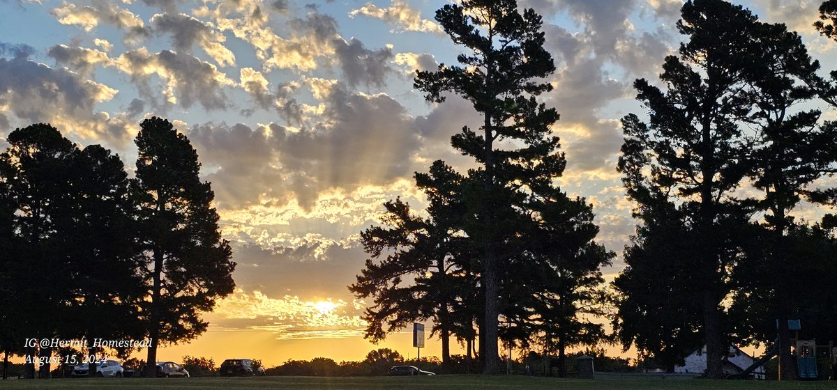 HermitHomestead's tweet photo. Happy #Thursday guys hope you have a great day. Morning #run went great, the sunrise was amazing. #lawrunstwo #rungirlrun #beautiful #morning #motivation https://t.co/yaCf3hss3M