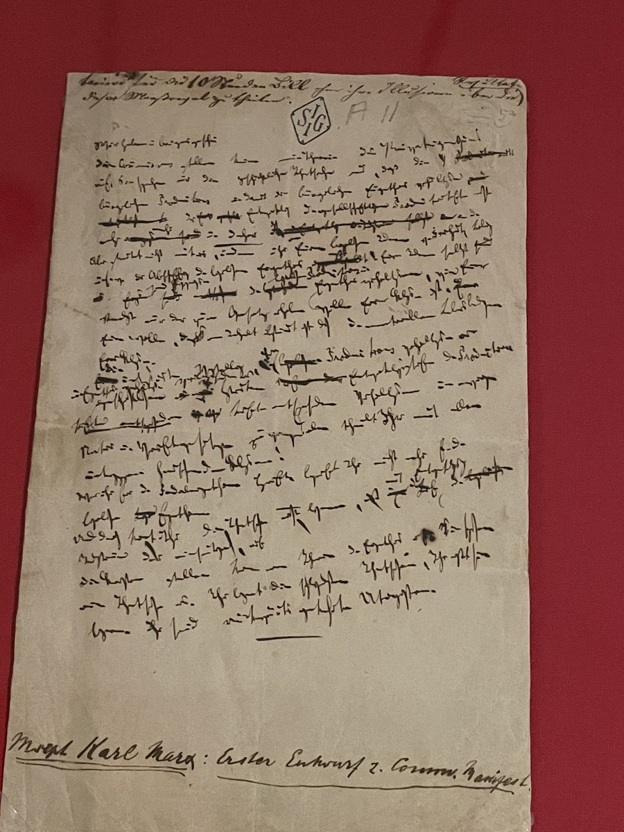 RayLizarragaV's tweet photo. La letra de Marx era muy pequeña y casi ilegible. Tras su muerte, Engels tuvo que entrenar a Kautsky y Bernstein para descifrarla. Fue el comienzo de un largo trabajo, que aún continúa, que hizo posible la publicación de una imponente masa de manuscritos inéditos dejados por Marx https://t.co/ytkJiUvvCV