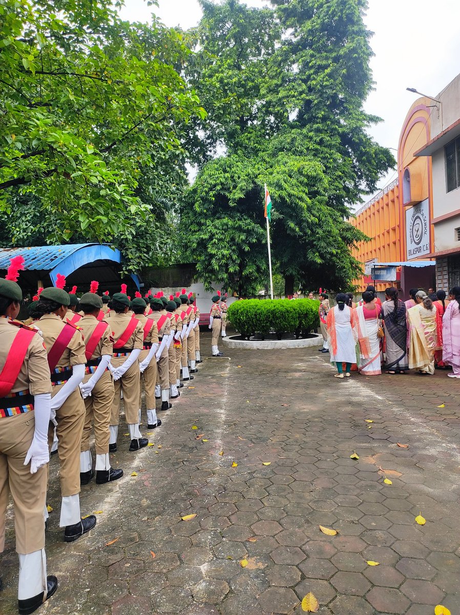 Ritika_praj135's tweet photo. आज 15 अगस्त स्वतंत्रता दिवस पर हमारे महाविद्यालय शासकीय बिलासा कन्या स्नातकोत्तर महाविद्यालय बिलासपुर में माननीय प्राचार्य डॉ एस  आर कमलेश जी के द्वारा ध्वजारोहण किया गया। @manojsinha812 @JaminiSinghK @BilasaGirls  @Anurag_Office @nssabvuCG @NeetaBajpai5 @NSSRDBhopal https://t.co/gUMNL198Ou