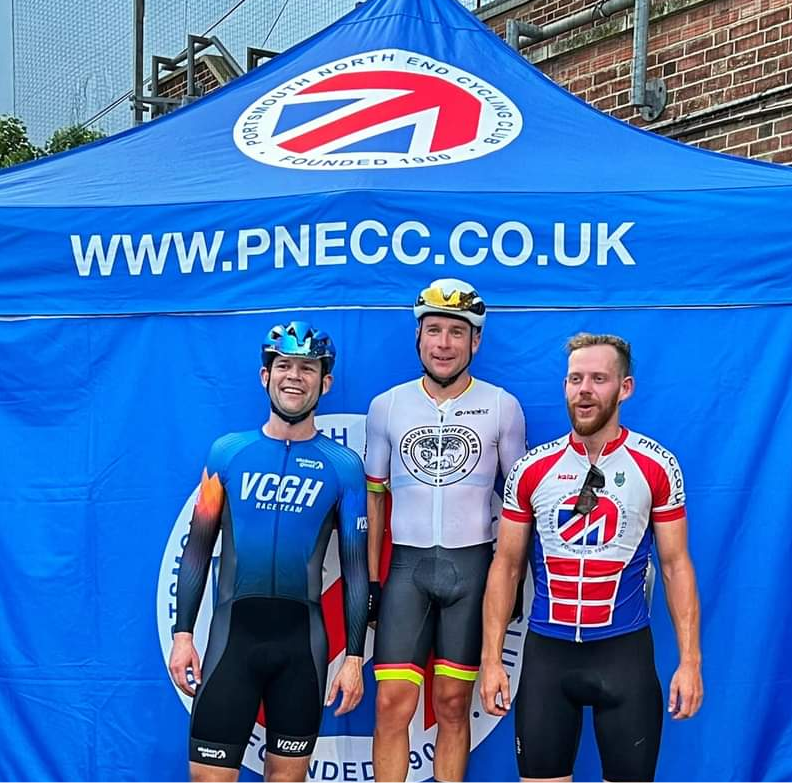 Crit Result: Mountbatten Summer Circuit Series 9

Rebecca Starbuck, Max Webber &amp; Brett Wheeler winners at rd 9 of the Circuit Series (Portsmouth) on August 14 
velouk.net/2024/08/15/cri…

#Brother4Results | Presented by <a href="/SANTINI_SMS/">Santini Cycling</a> |  Custom Race Kit &gt; Contact Jon: 0789 6810 839