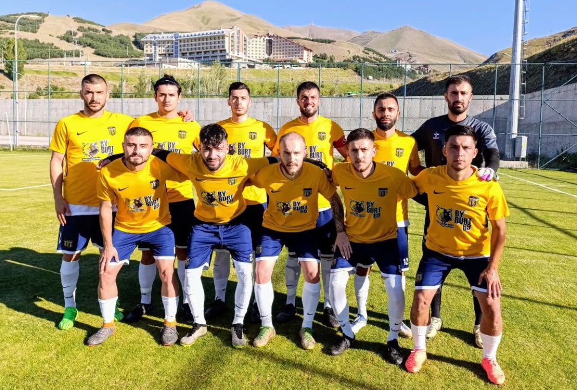 Yeni sezon hazırlıklarını Erzurum’da sürdüren Bayburtspor’umuz bugün hazırlık maçında Rize temsilcisi Pazar Spor ile hazırlık maçı oynadı. Karşılaşma Rize temsilcisinin 1-0’lık üstünlüğü ile sonuçlandı. Kulübümüz yeni sezon hazırlıkları kapsamında 1 hazırlık maçı daha oynayacak.