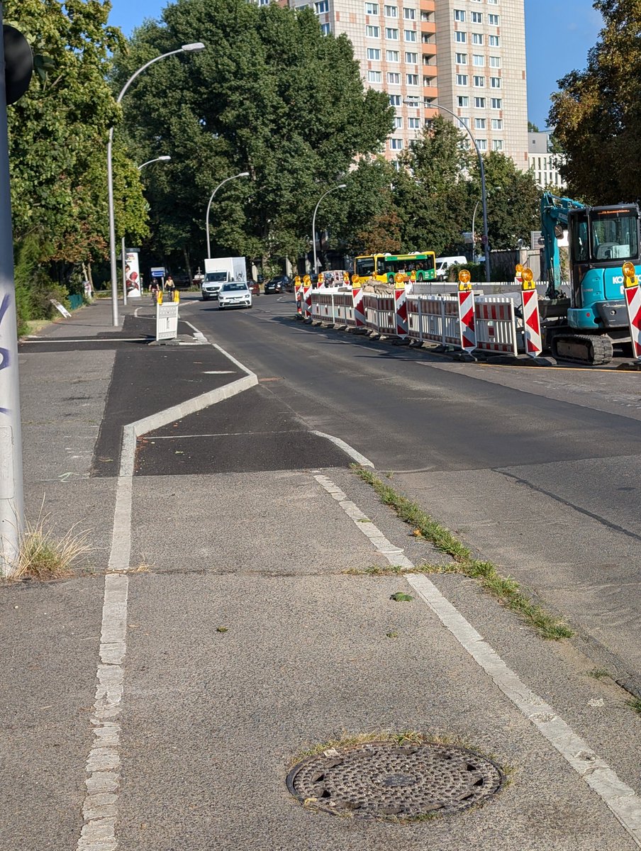 andybybike's tweet photo. #Sewanstraße
Vor der Bernhard Grzimek Schule wird für den vemutlichen Bau einer Gehwegvorstreckung mit Mittelinsel der Radverkehr in der Engstelle in den Fließverkehr verschwenkt. Fährt sich absolut schrecklich! Weiß man da mehr? @DiverseView @Gruene_Lbg  @gruene_bvv_lbg @RadLbg https://t.co/HE9FeBIpTs