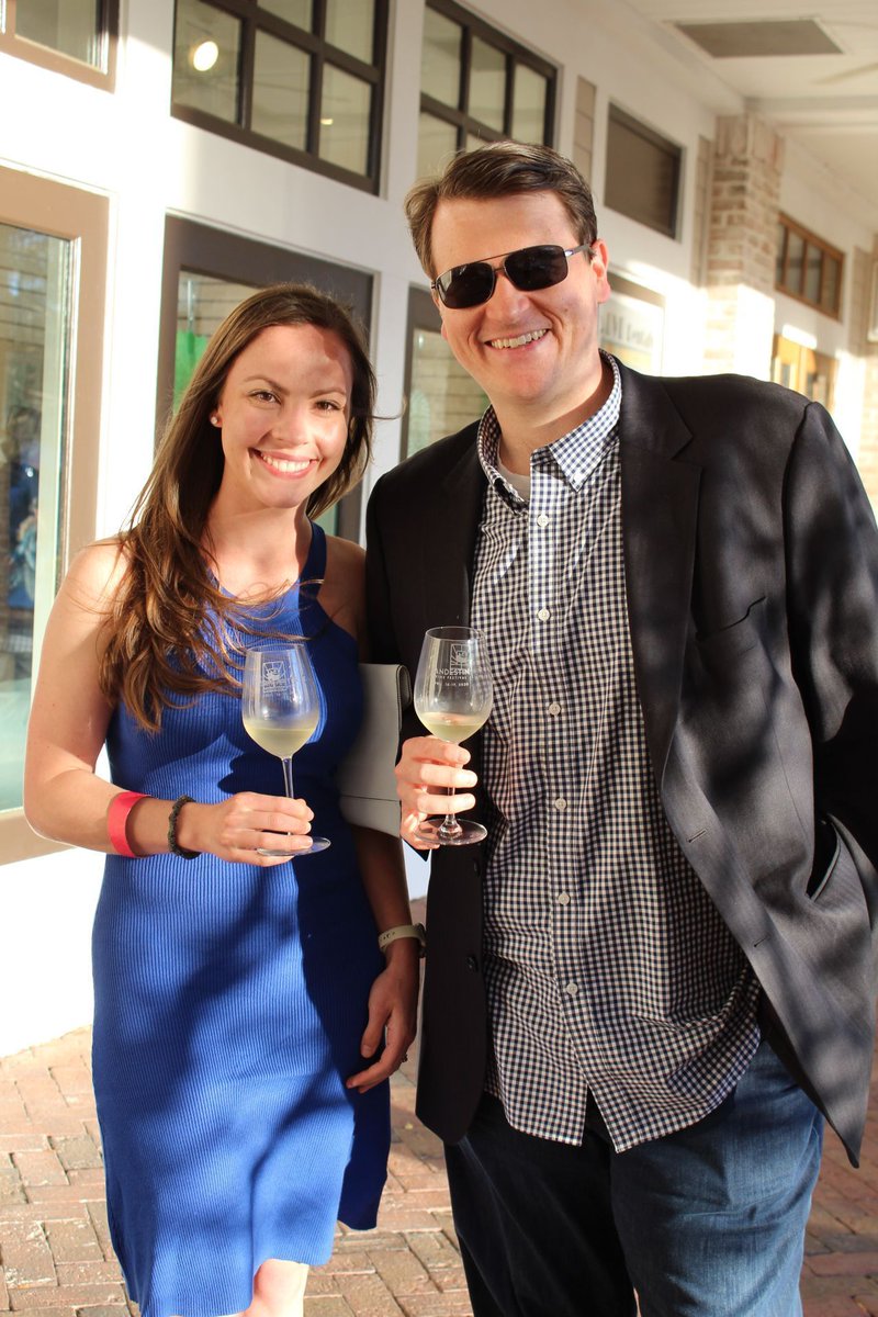 Bubbly Baytowne is BACK!🥂 Who's ready to sip and shop through The Village streets?! Join us for an evening full of FREE champagne and shopping during Bubbly Baytowne TONIGHT starting at 5pm!🤗