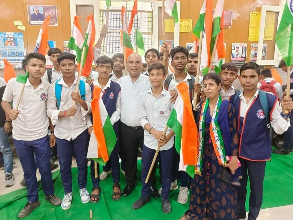 BaljeetMimrot's tweet image. समस्त देशवासियों को 78 वें स्वतंत्रता दिवस की हार्दिक बधाई एवं शुभकामनाएं।

इस स्वतंत्रता के लिए अपना सर्वस्व अर्पित करने वाले अमर सेनानियों को कोटिशः नमन। यह राष्ट्र सदैव आपके त्याग व बलिदान के लिए ऋणी रहेगा।

#IndependenceDay2023