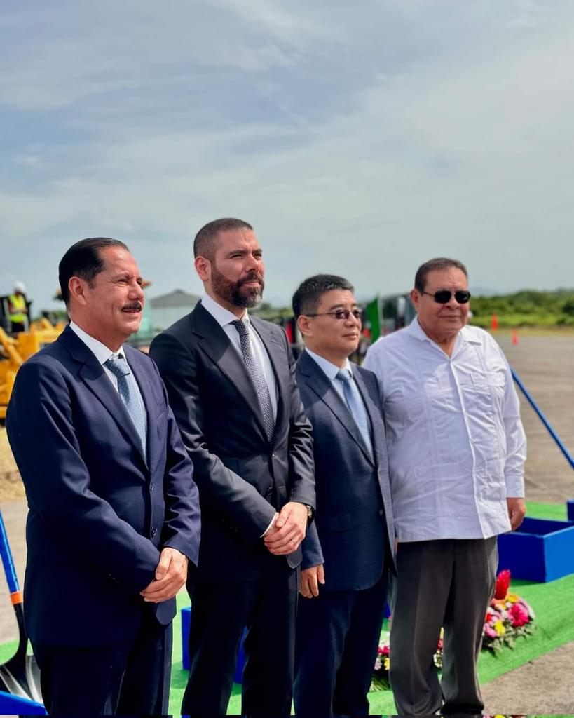 Asociación Estratégica entre #Nicaragua y China, este jueves 15 de agosto dieron inicio las obras para la reconstrucción, ampliación y mejoramiento del Aeropuerto Punta Huete, convirtiendo al país en un nodo de transporte, logística y comercio internacional #ManaguaSandinista