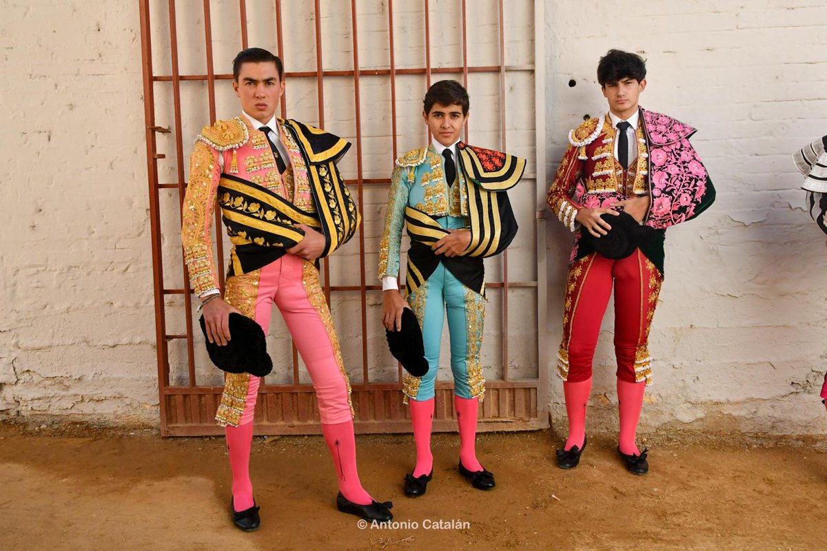 burladerotv's tweet photo. FESTEJOS.- Roa de Duero, novillo a novillo por Antonio Catalán @Brunoaloi_ #manuelroman @cristian_glez05 https://t.co/rN221kN1TX https://t.co/M00SCXyAZU