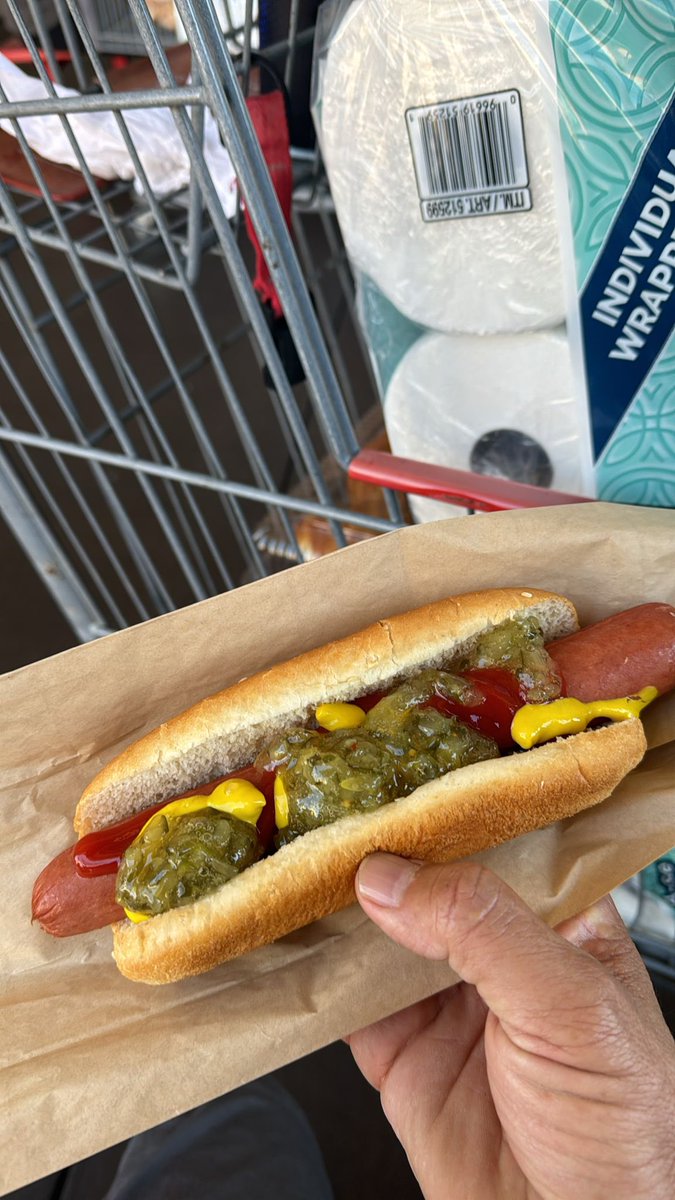 MarvinMapo's tweet photo. Possibly the best deal on earth 🌍 Costco hot dog 🌭 $1.50 con soda 🥤 OMG 😱 https://t.co/ldMW9sfnq5