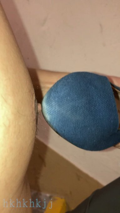 [掃樓系列]到表妹家住一段時間-藍色平底鞋  某原因到表妹家住一段時間, 原來她每天都會把鞋子放在門外, 當然要找機會帶到樓梯裡射滿它的平底鞋, 讓她好好穿上班.哈哈,不過不會出她生活照,抱歉. 預覽片:<a href="/tag/%E5%8E%9F%E5%91%B3"class="tags"><span>#原味</span></a><a href="/tag/cumshoes"class="tags"><span>#cumshoes</span></a><a href="/tag/%E6%89%AB%E6%A5%BC"class="tags"><span>#扫楼</span></a><a href="/tag/%E6%89%93%E8%83%B6"class="tags"><span>#打胶</span></a><a href="/tag/%E5%B0%84%E9%9E%8B"class="tags"><span>#射鞋</span></a>