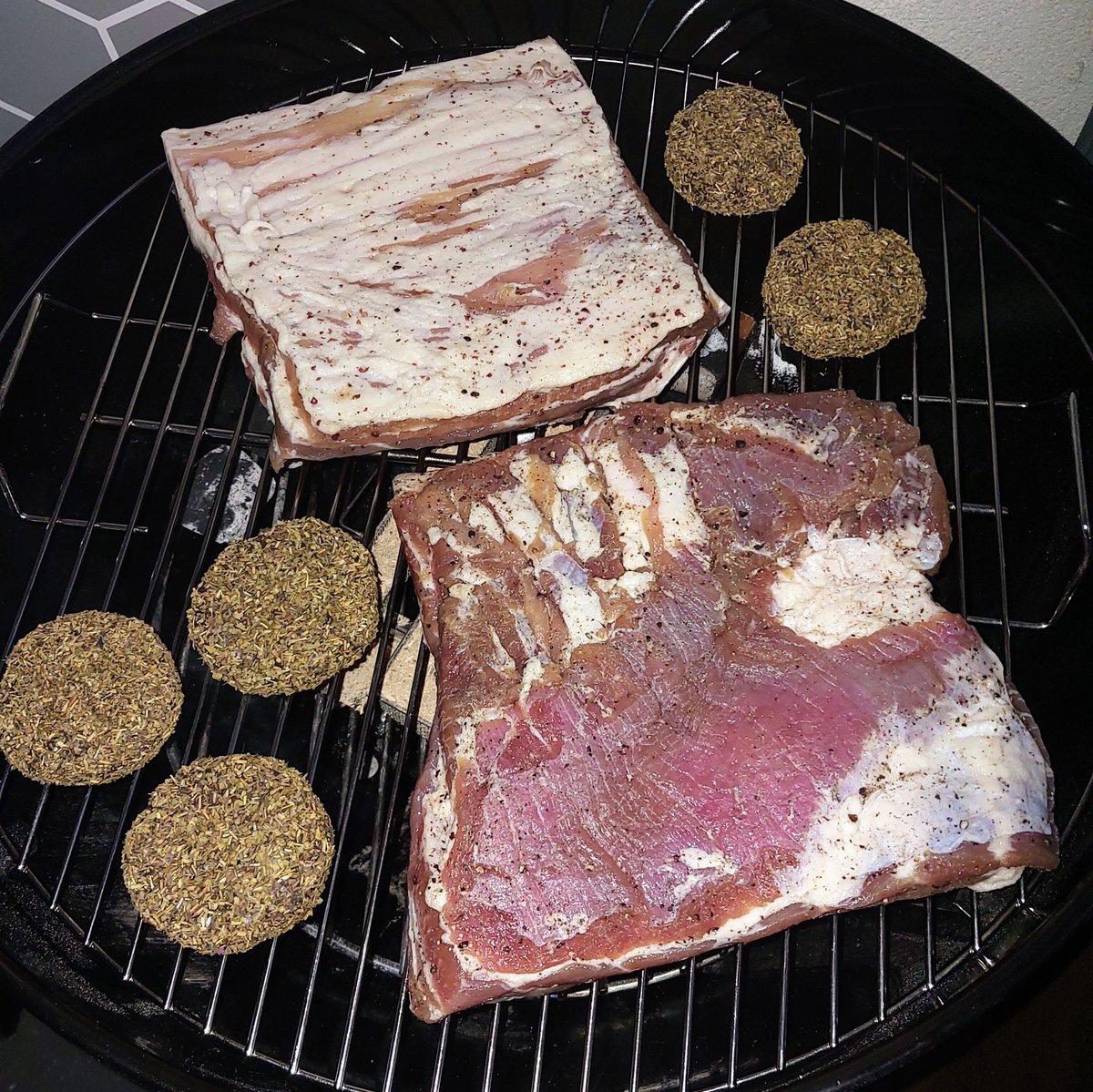 Morphee_57's tweet photo. Il y a 7 jours, on a fait des pitinas porc/bœuf roulés des des herbes de Provence et mis des poitrines de porc en salaison. Aujourd'hui on passe à la fumaison à froid durant 12 heures. #bonheur #fumage #faitMaison https://t.co/UtHqFpmiab