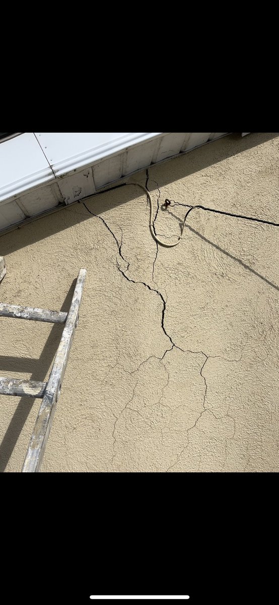 eirndiver's tweet photo. This is is what the housing agency’s engineers classify as hairline crack @MicaRedress @EngineerIreland #DefectiveConcreteCrisis https://t.co/8yGbH8yuh6