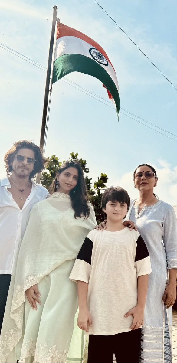 imnoSrk's tweet photo. #family #IndependenceDayIndia https://t.co/tVrhab1D4B