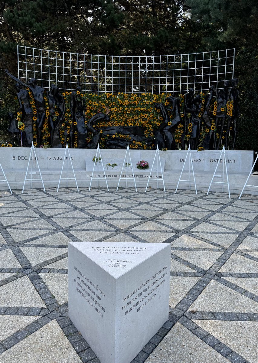 #IkHerdenk 🌻🌻🌻🌻🌻 neergelegd. Het veld is nu vol en het wordt stil…