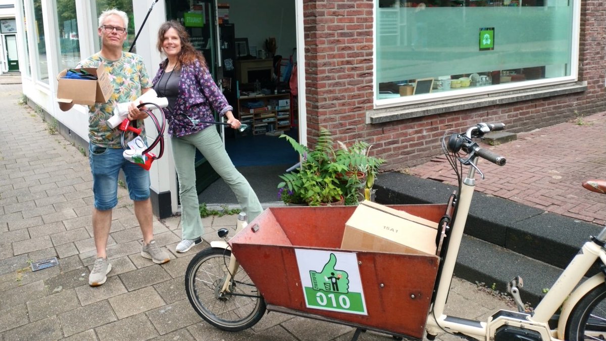 Breaking: We hebben op het <a href="/MSNoordereiland/">Noordereiland.org</a> bij de Stuurhut van ‘Iedereen aan Boord’ ons 7de afhaalpunt geopend! Daar kunnen nieuwe vrijwilligers van Zwerfie Rotterdam hun opruimpakket afhalen! Het adres is ook afhaalpunt voor <a href="/Rechtstreex/">Rechtstreex</a> én weggeefwinkel (#levensduurverlening).