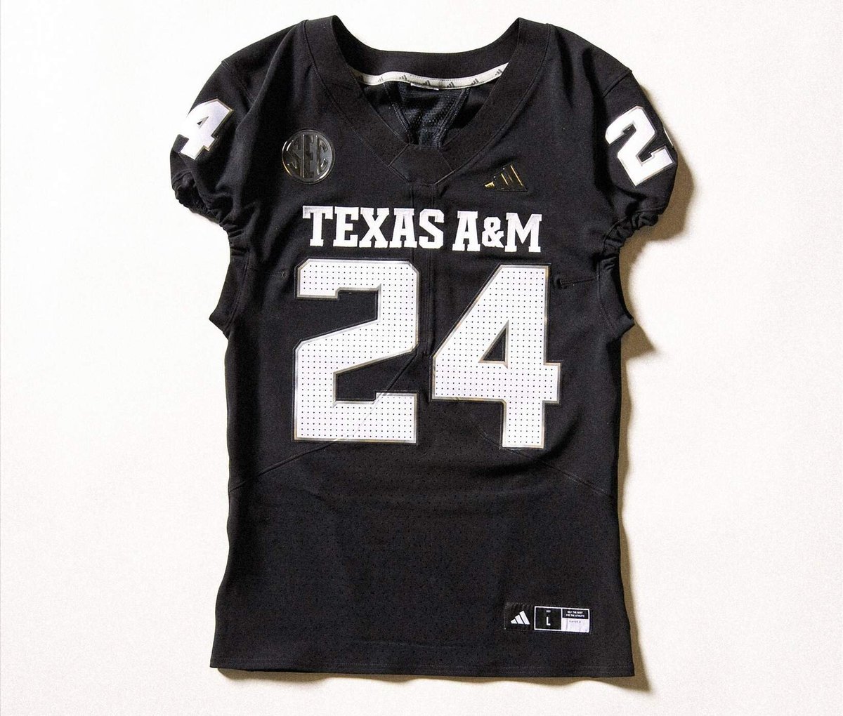 CfbSelect's tweet photo. 🚨 BREAKING NEWS 🚨

Texas A&amp;M announces black alternate jerseys for this season. 

🔥 or 🗑️? https://t.co/AUZjltf2I4