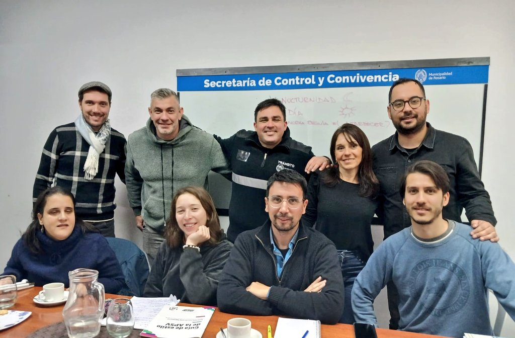 Con el equipo de prensa de la <a href="/SCyCRos/">Secretaría de Control y Convivencia</a> de #Rosario analizamos prácticas de comunicación que promueven comportamientos seguros en la vía pública.
🗣 Con esta acción acompañamos a municipios y comunas a generar discursos que logren la transformación de las conductas viales.