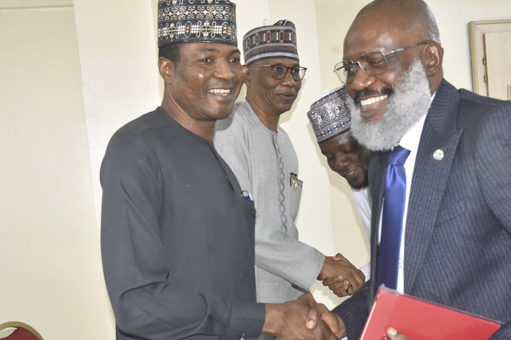 voiceofnigeria's tweet photo. The roundtable honoured Mr Jonathan Munro, a prominent BBC executive, for his significant contributions to the media industry. #MediaIndustry #JonathanMunro #StrattonHotel #Abuja https://t.co/bVwuuQhwUn