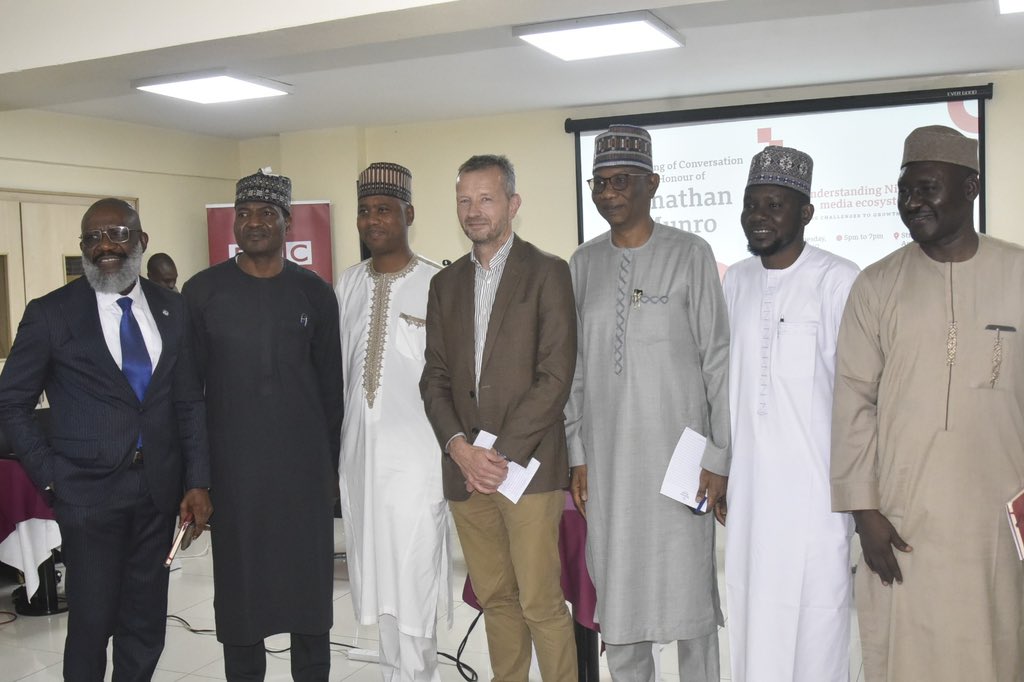 voiceofnigeria's tweet photo. The roundtable honoured Mr Jonathan Munro, a prominent BBC executive, for his significant contributions to the media industry. #MediaIndustry #JonathanMunro #StrattonHotel #Abuja https://t.co/bVwuuQhwUn